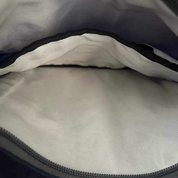 L.L. Bean expandable crossbody bag, LIKE NEW!! Same or next day shipping - Picture 4 of 6